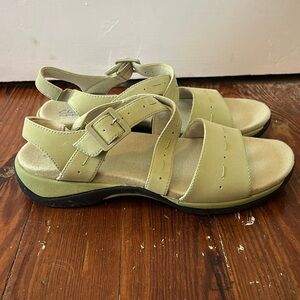 Clarks Springer Women’s Light Green Sandals for Summer, Beach, Garden